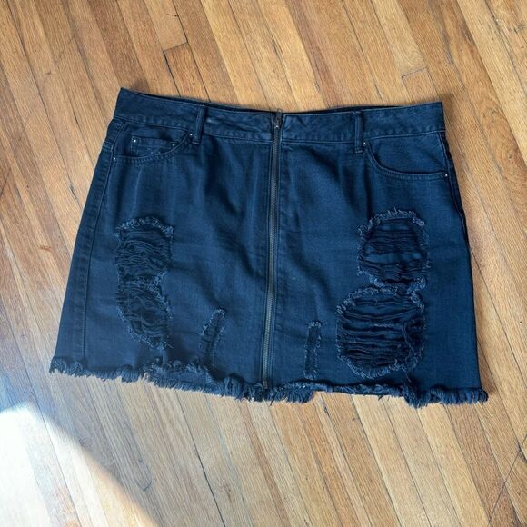 Forever 21 F21 Black Distressed Zip Front Mini Skirt - Picture 2 of 7